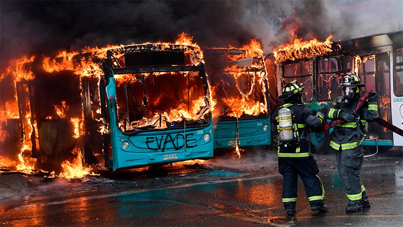 Violentas protestas han generado muertes, heridos y caos en Chile 