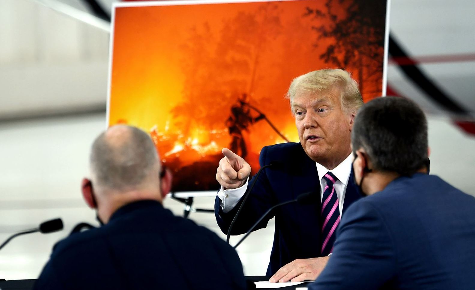 Pese al infernal desastre, Trump no cree lo que dicen científicos sobre cambio climático 