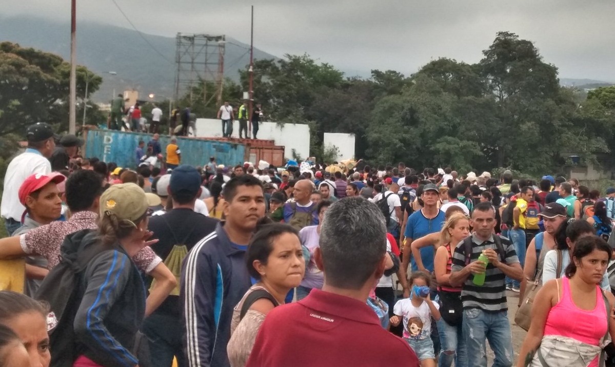 Rompiendo barreras miles de venezolanos ingresan a la fuerza a Colombia