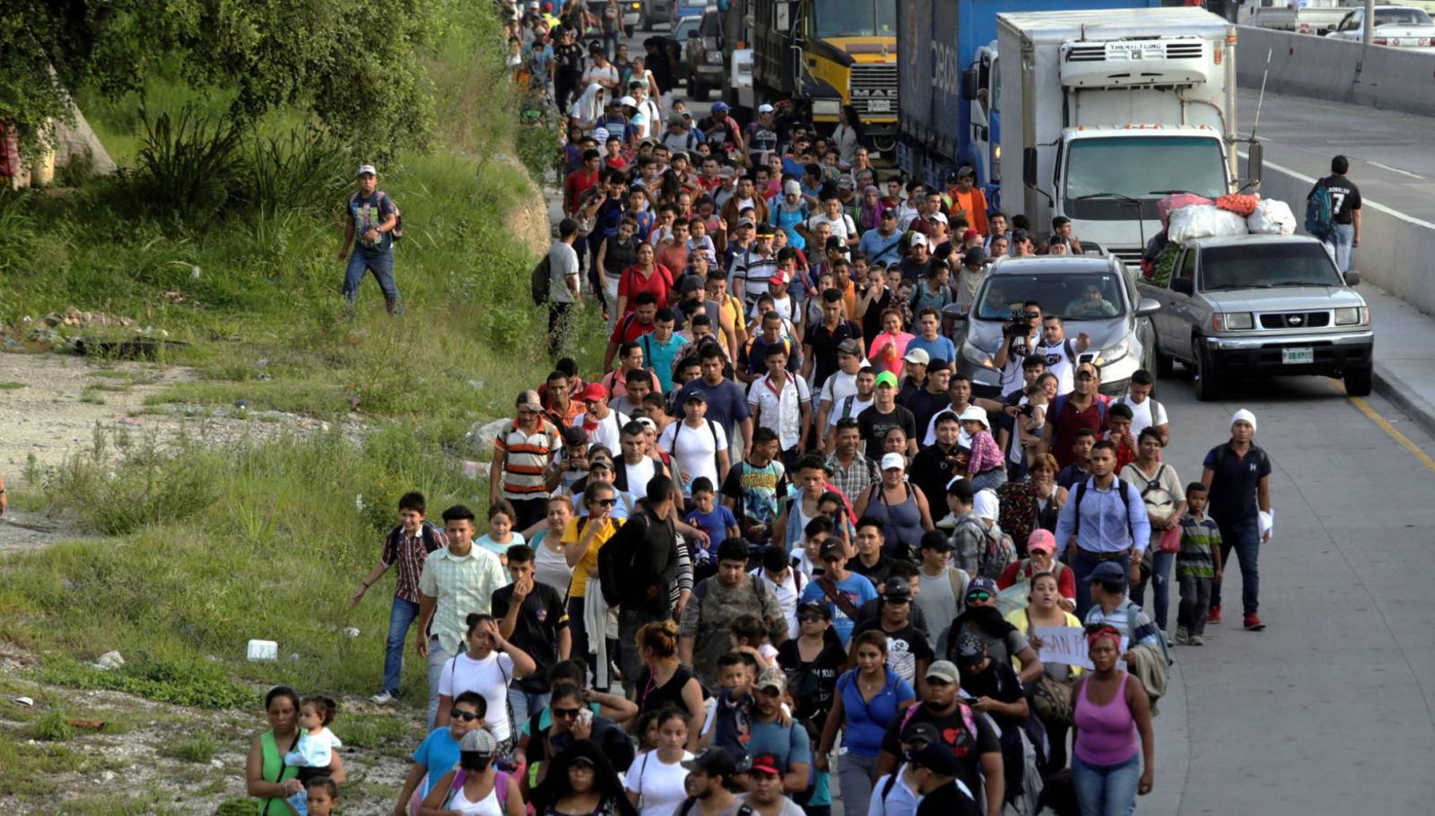 Pese a la advertencia, miles de hondureños siguen caminan rumbo a EE.UU. 