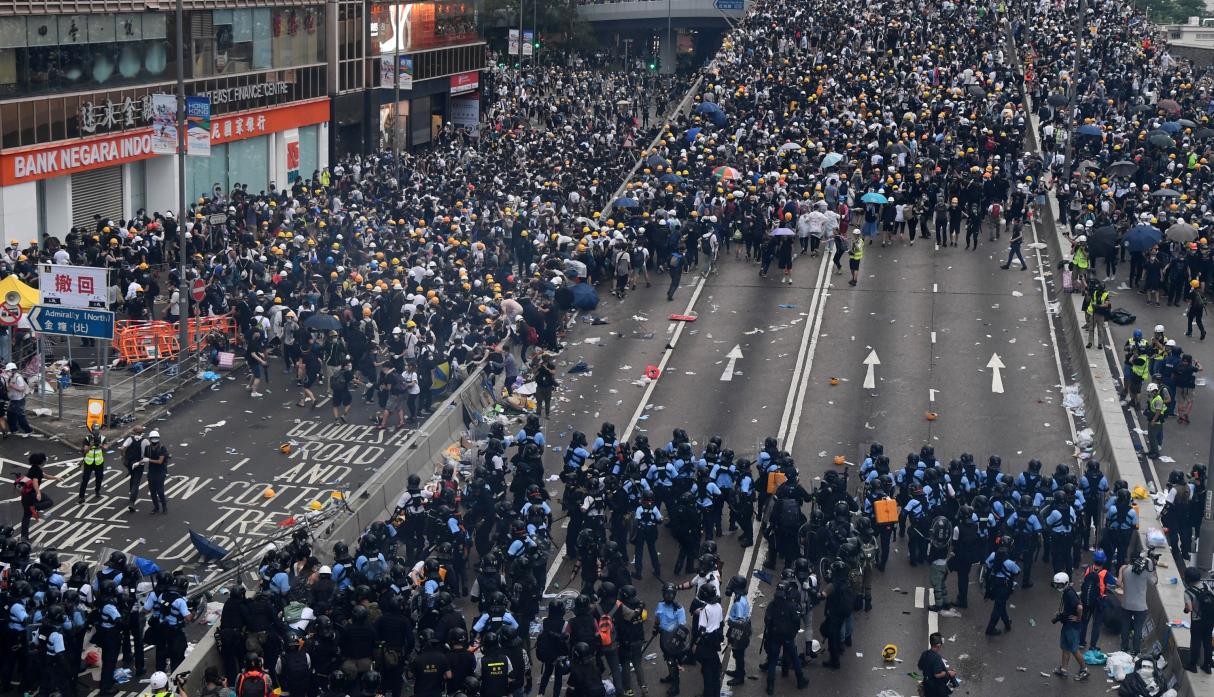 Ante el aumento de las protestas, China mueve tropas a la frontera con Hong Kong 