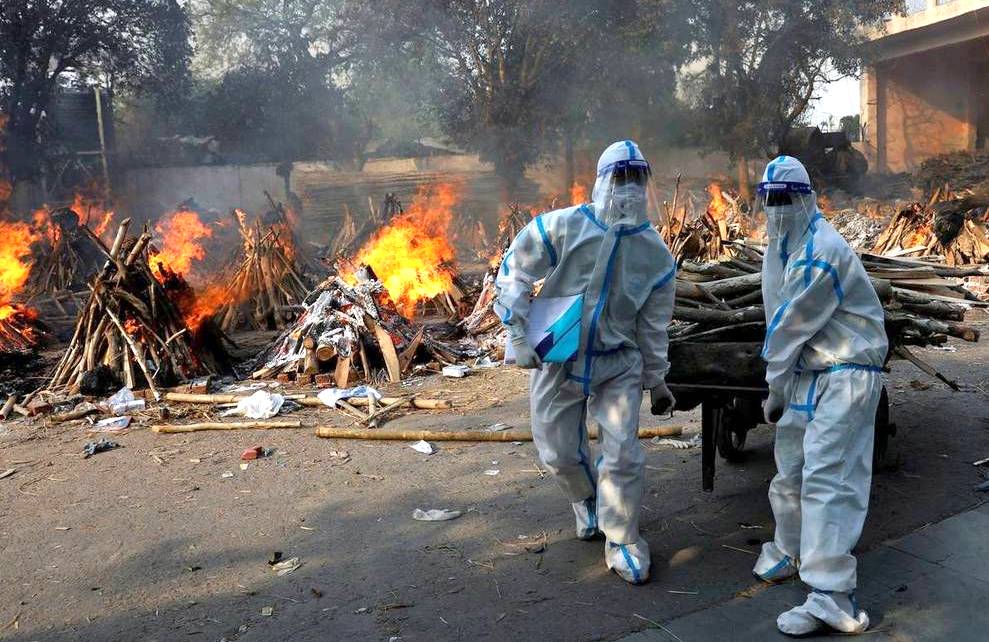 Nada detiene la tragedia en india, gente muriendo en las calles y cadáveres se incineran al aire libre 