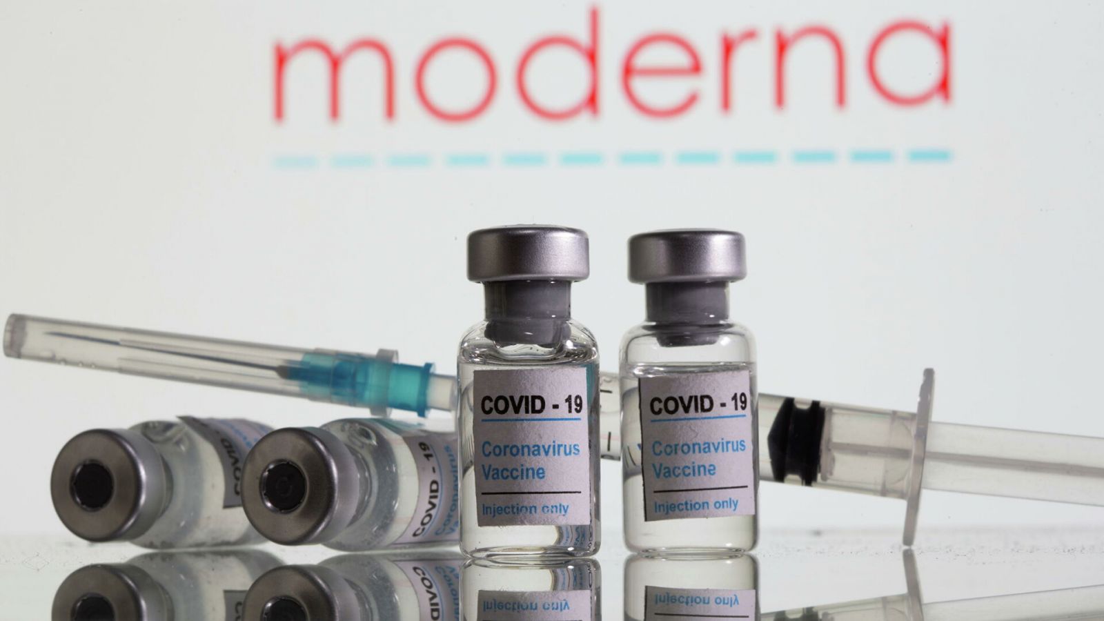 Japón bloquea vacunas de Moderna al detectar partículas de acero en su interior