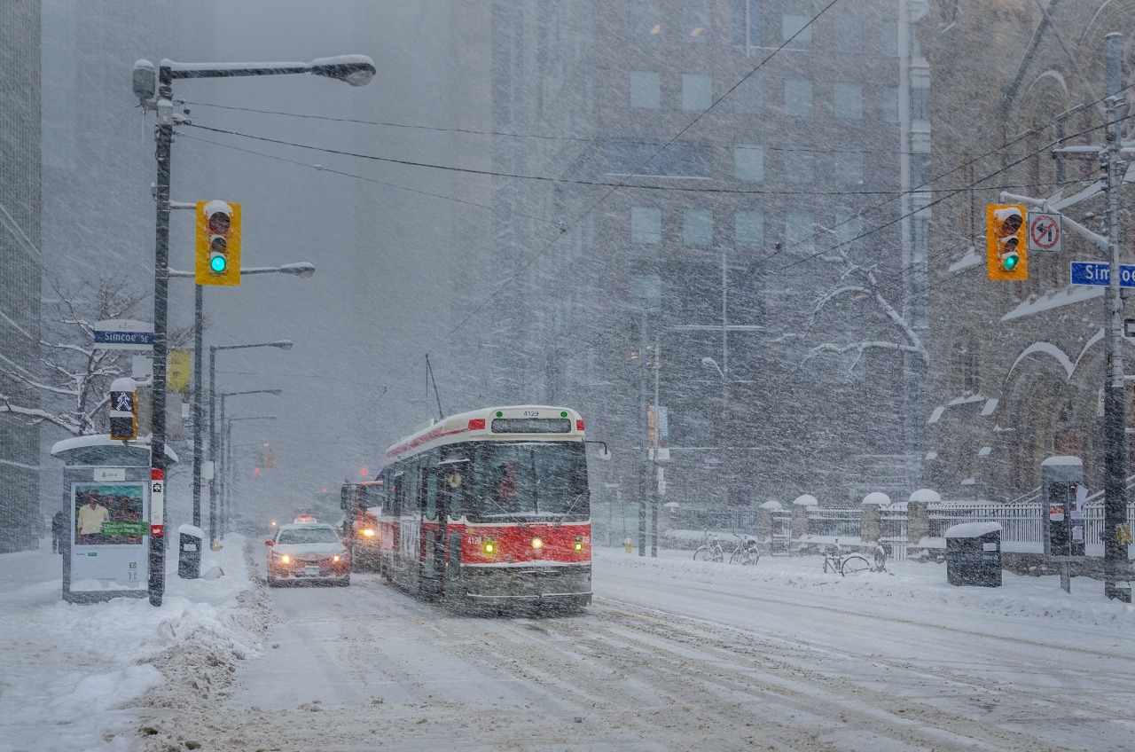 Se cancelan cientos de vuelos en aeropuerto de Toronto por fuerte nevada 