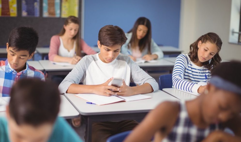 En Ontario entró en vigencia la prohibición del uso de celulares en aulas de clase  