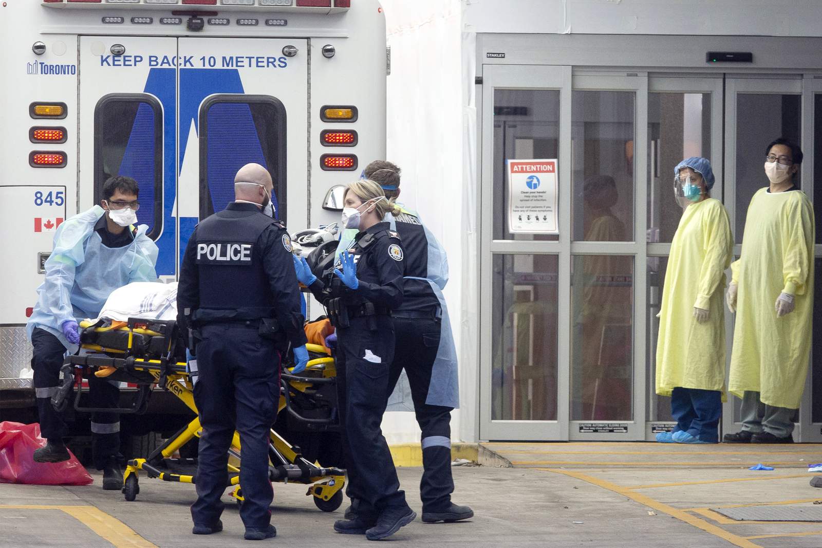 Hospitales de Toronto se están quedando sin camas en cuidado intensivos 