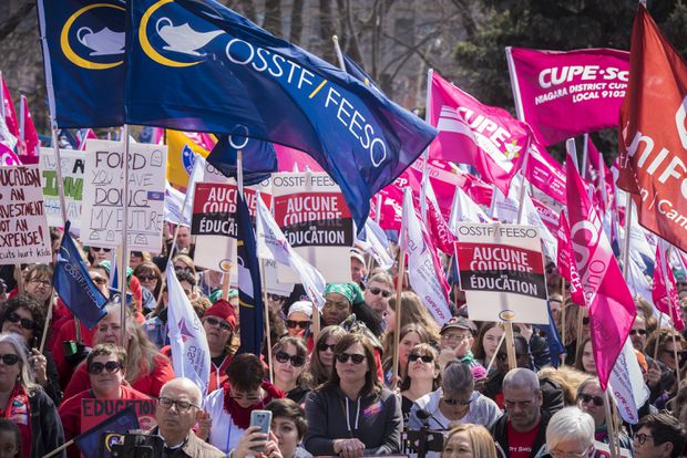 Profesores de colegios y escuelas en Ontario votaron a favor de ir a la huelga   