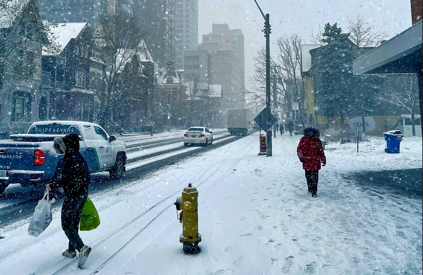 Primera gran nevada de la temporada golpeó a Toronto y el sur de Ontario