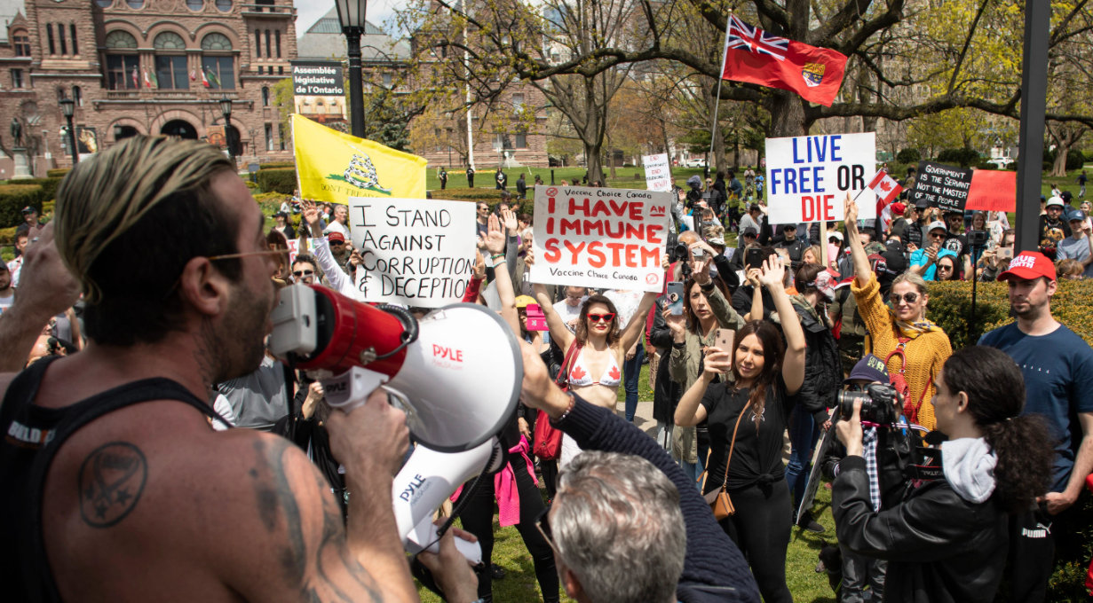 Por violar cuarentena, pareja que lidera protestas contra el encierro en Toronto, puede ir a prisión  