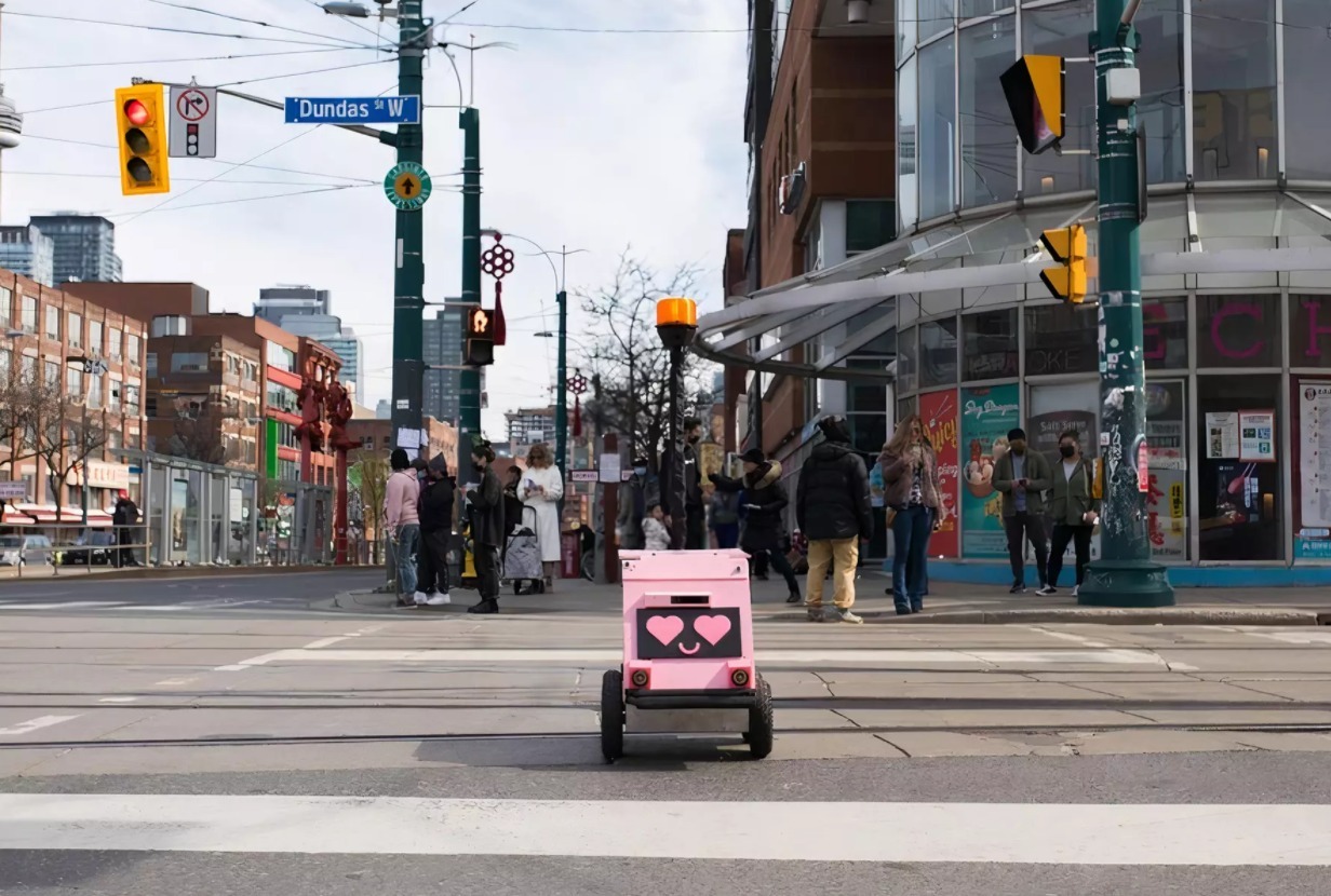 Robots que recorrían las calles de Toronto para entregar alimentos serán retirados 