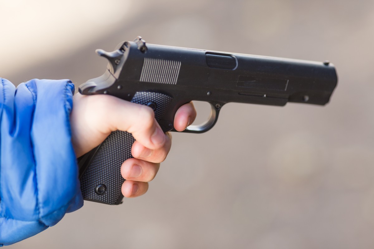 Por intentar robar con un arma de juguete, detienen a escolar de 13 años en Toronto