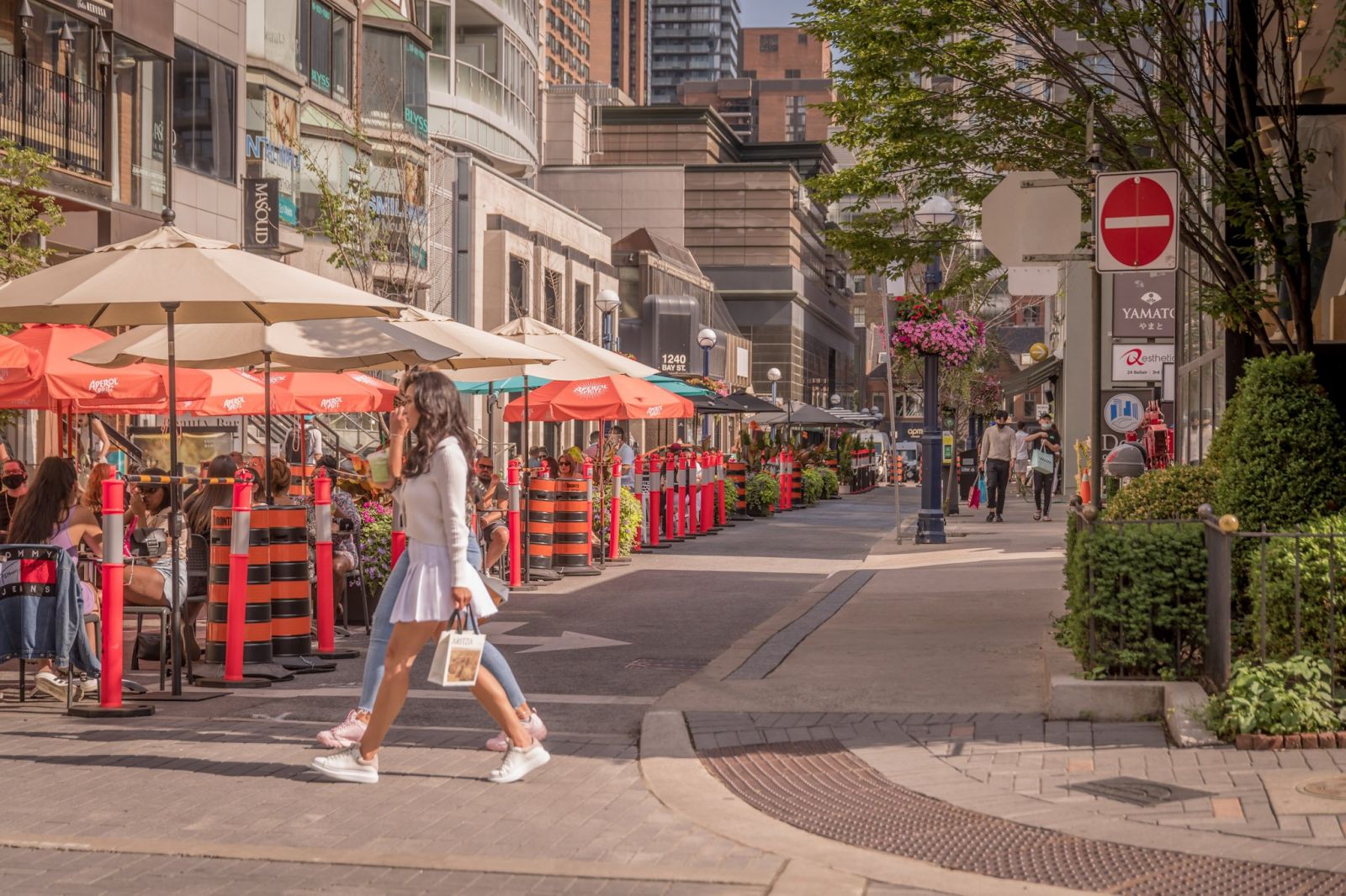 Cobros y restricciones a patios de restaurantes en vías de Toronto los ponen en peligro de cierre 