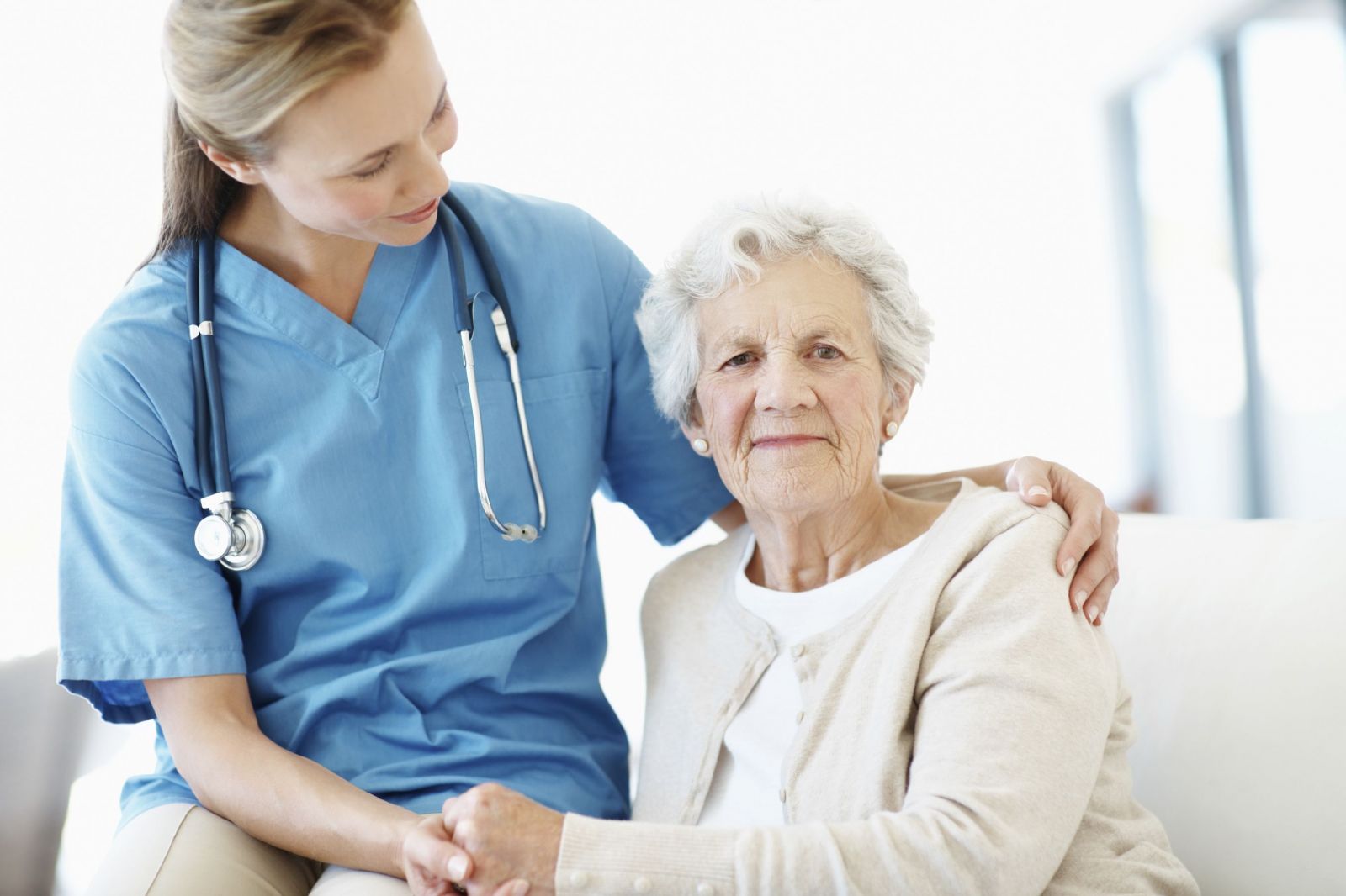 Ontario requiere con urgencia unas dos mil enfermeras para trabajar con adultos mayores 