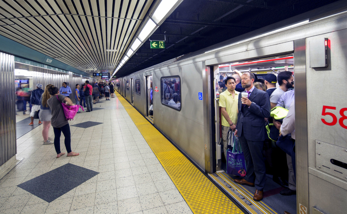 Regresan las multas a personas que no pagan pasaje en sistema metro de Toronto