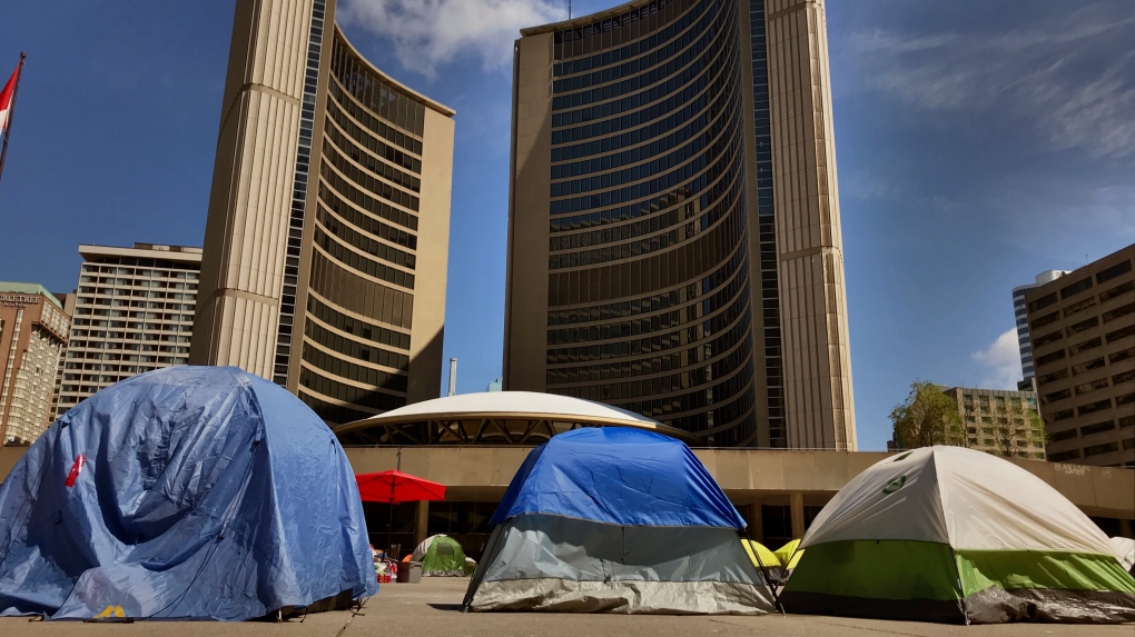 VOrdenan desalojo a manifestantes que acampan frente a la Alcaldía de Toronto 