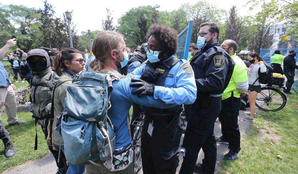 Polémica en Toronto por fuerte desalojo de indigentes de un parque de la ciudad  